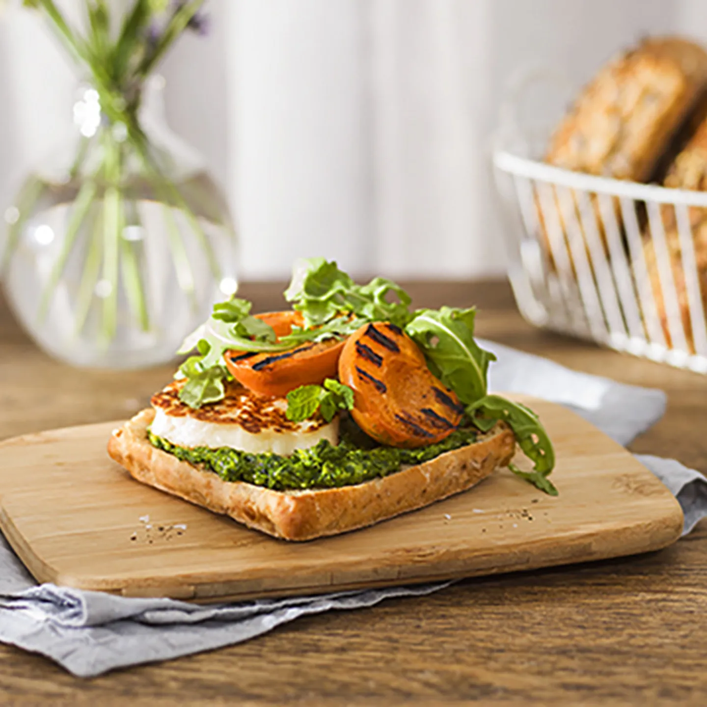 Kusar med grillad halloumi, aprikoser och ruccola - Fazer.se